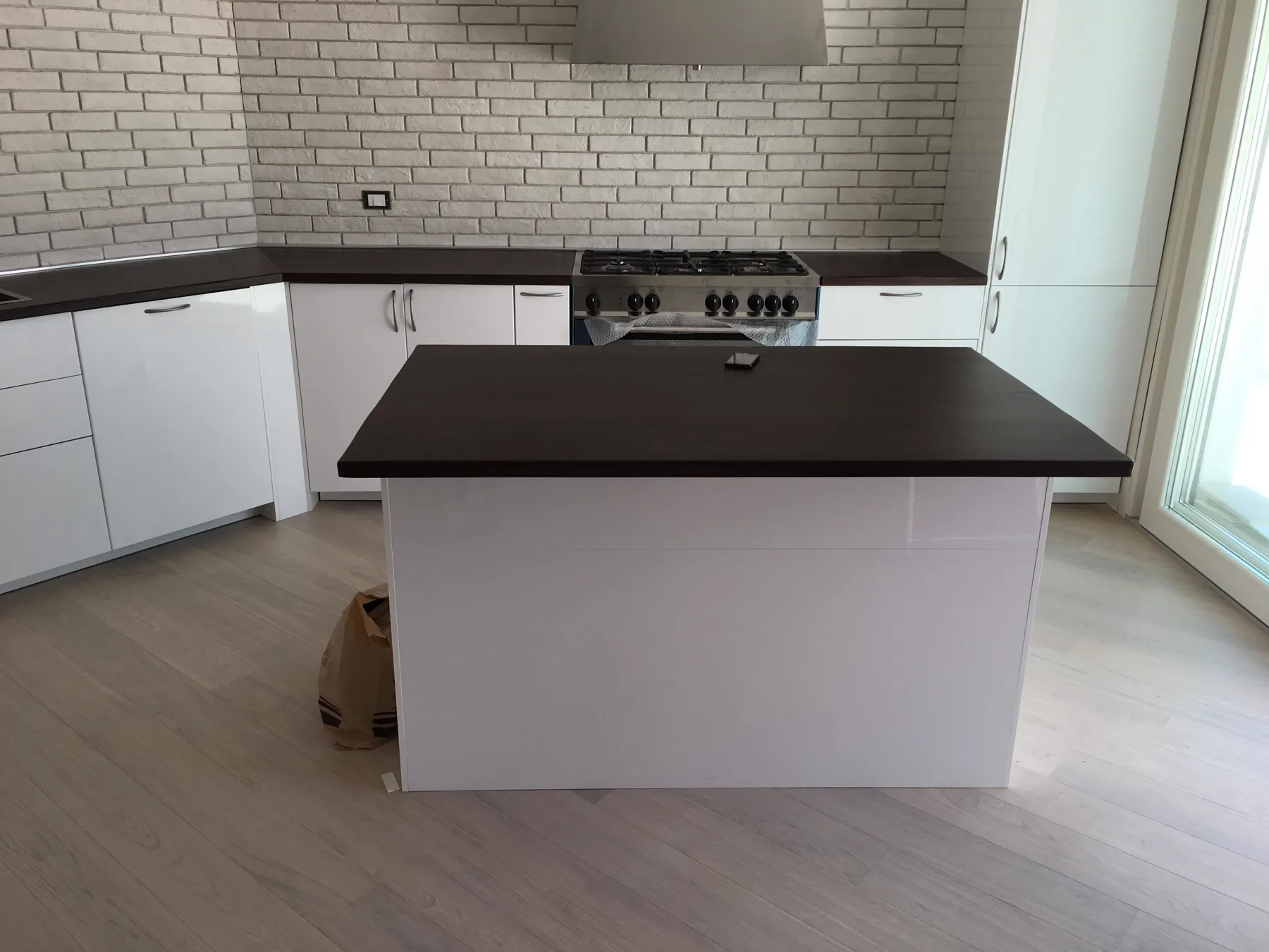 Cucina con isola e top in rovere massello