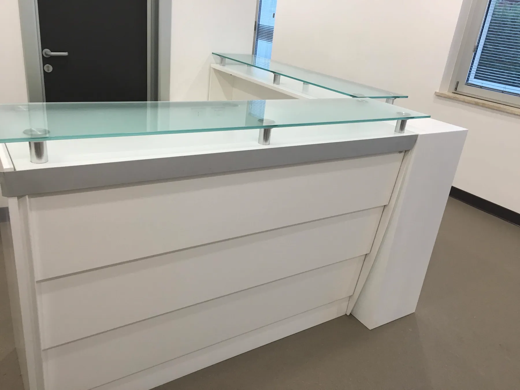 Bancone reception LifeCare, Pescara – foto 2