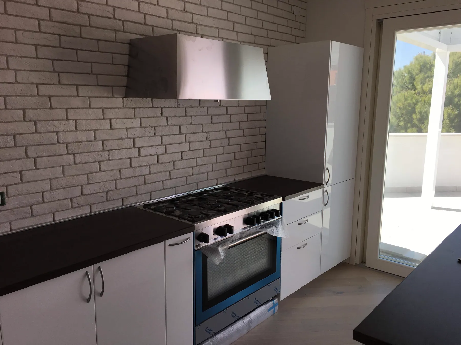 Cucina con isola e top in rovere massello – foto 6