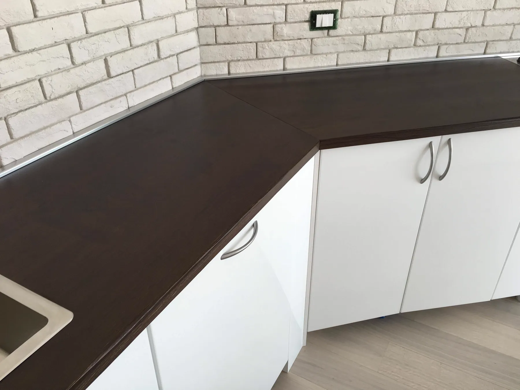 Cucina con isola e top in rovere massello – foto 4