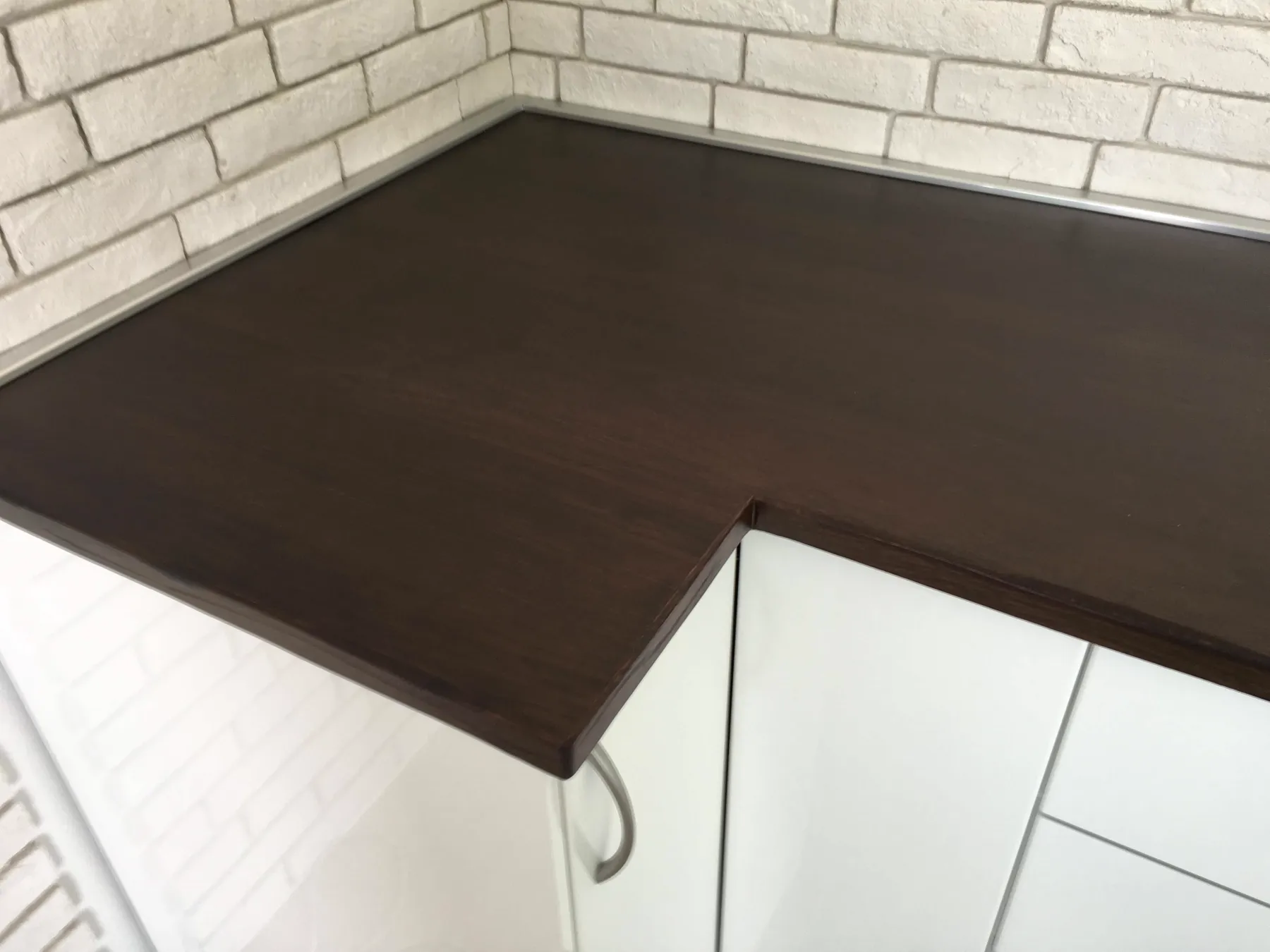 Cucina con isola e top in rovere massello – foto 3