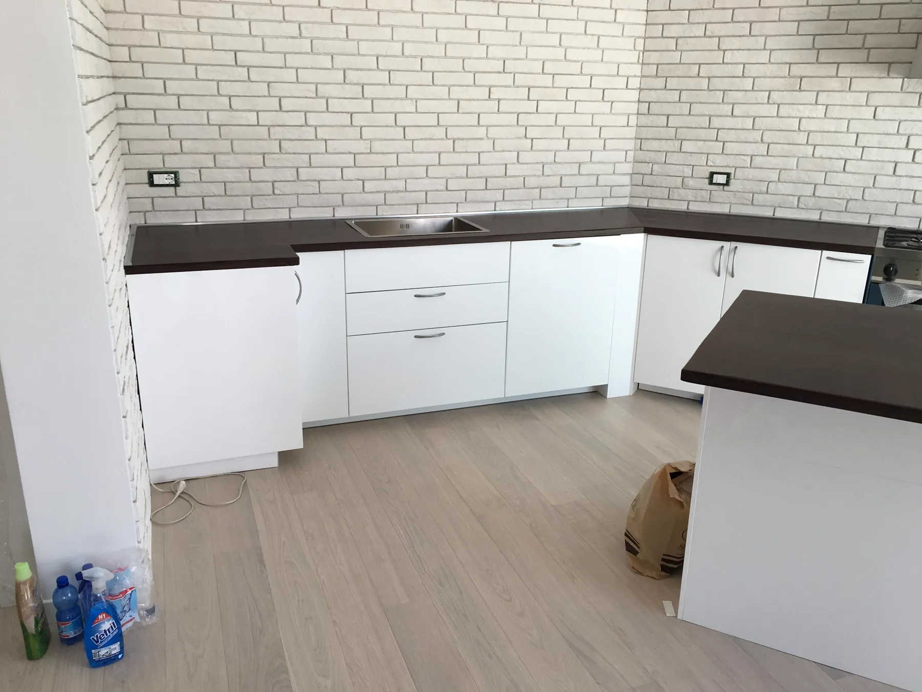 Cucina con isola e top in rovere massello – foto 1
