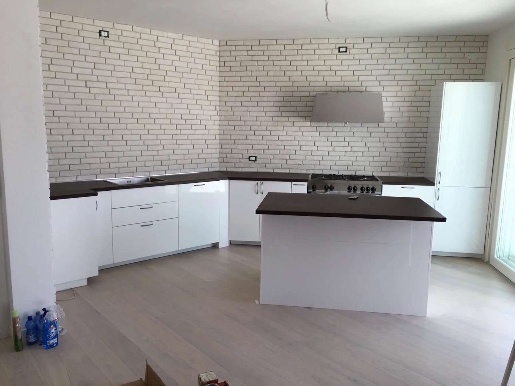 Cucina con isola e top in rovere massello – foto 5